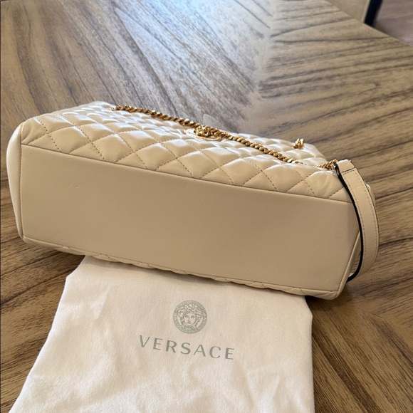 Versace Quilted Cream Shoulder Bag with Gold Chain Medusa Shoulder Bag - Picture 9 of 10